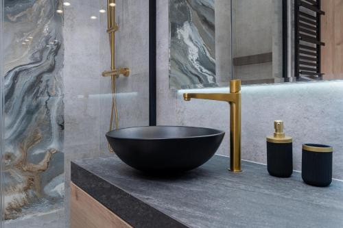 a black bowl on a counter in a bathroom at Apartament w centrum Krakowa 109 in Kraków