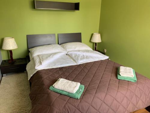 sypialnia z dużym łóżkiem z dwoma ręcznikami w obiekcie Apartament u Zosi w Zakopanem