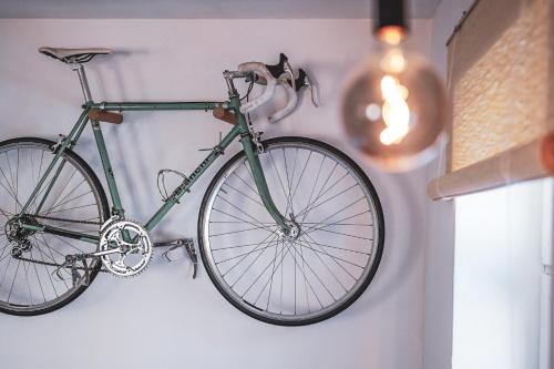 a bike is hanging on a wall at Studio Apartment zur alten Post, 48qm Individualapartment mit Blick über Zittaus Altstadt, Ferienwohnung im Altstadtkern umrandet vom Zittauer Gebirge in Zittau