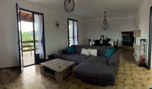 un salon avec un canapé et une table basse dans l'établissement Jolie maison à louer dans les Cévennes, à Saint-Christol-lès-Alès