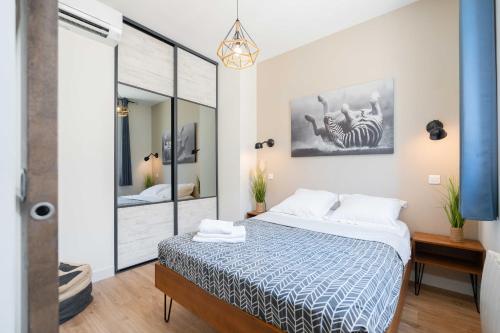 - une chambre avec un lit et un grand miroir dans l'établissement T2 ** VIEUX PORT ** LUMINEUX, à Marseille