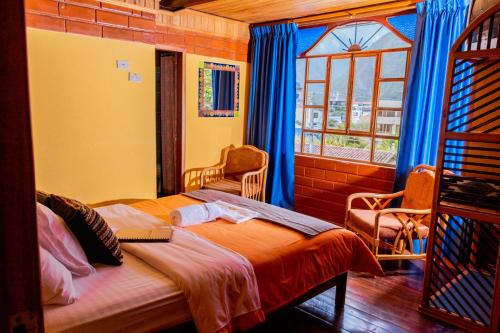 a bedroom with a bed and a window at Hotel y Spa Isla de Baños in Baños