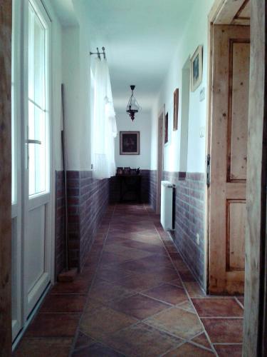 a hallway with a tile floor and a door at Chalupy Majer Biffar in Dunajský Klátov