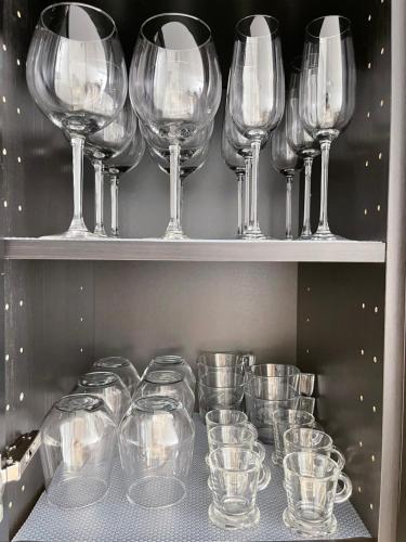 un paquet de verres à vin assis sur une étagère dans l'établissement Dream House Disneyland Paris, à Chessy