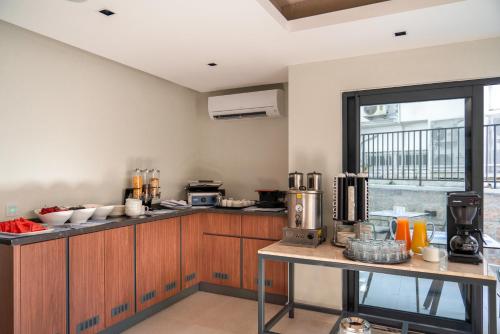 eine Küche mit Holzschränken und einer Arbeitsplatte in der Unterkunft SeaTown Hotel in Kaş