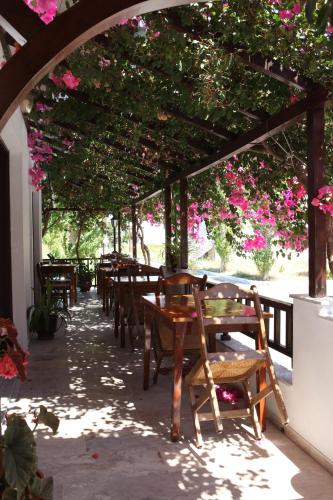 Un restaurante u otro lugar para comer en Hotel Angeliki