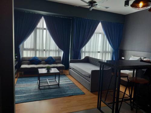 una sala de estar con un sofá y una mesa en HannStudio Imperium Residence Kuantan, en Kuantan