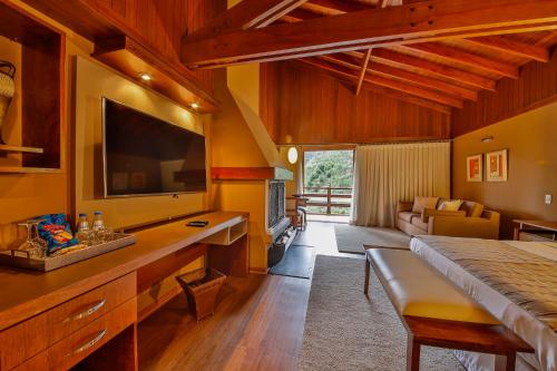 Televisyen dan/atau pusat hiburan di Hotel & Spa Saint Michel