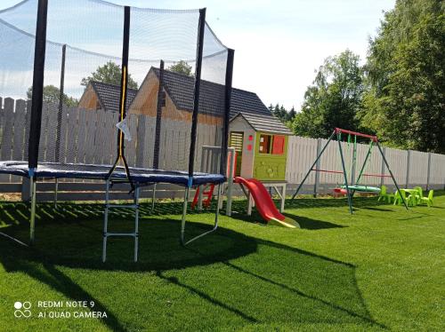Zona de juegos infantil en Całoroczny Ośrodek Wypoczynkowy COMFORT HOUSE