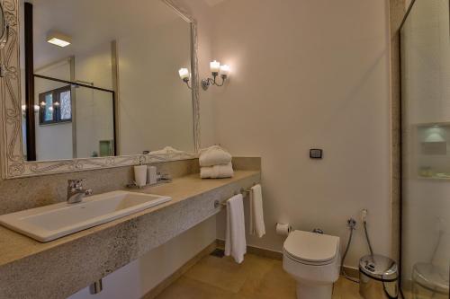 Bilik mandi di Hotel & Spa Saint Michel