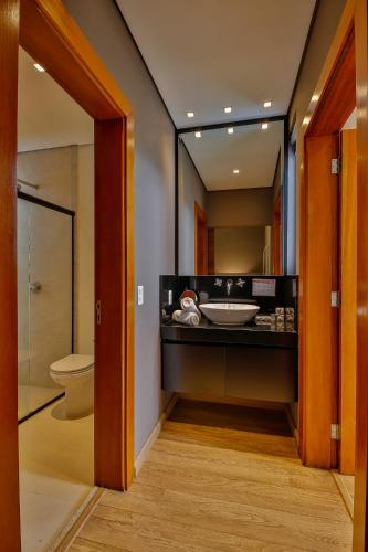 Bilik mandi di Hotel & Spa Saint Michel