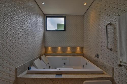 Bilik mandi di Hotel & Spa Saint Michel