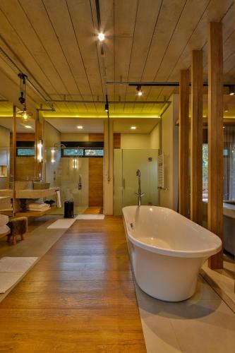 Bilik mandi di Hotel & Spa Saint Michel