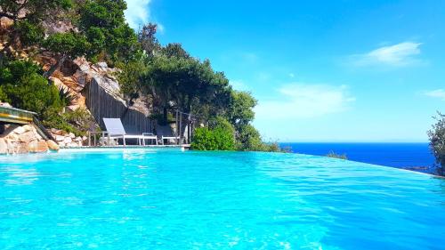 une piscine avec vue sur l'océan dans l'établissement A ALTEZZA Palombaggia, à Porto-Vecchio
