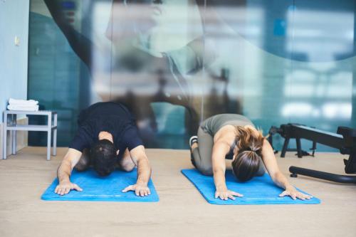 two people doing push ups in a yoga class at JS Paradise Sport - Adults Only in El Arenal