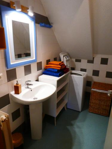 Een badkamer bij Gîte insolite dans la Microbrasserie & Auberge Ortan