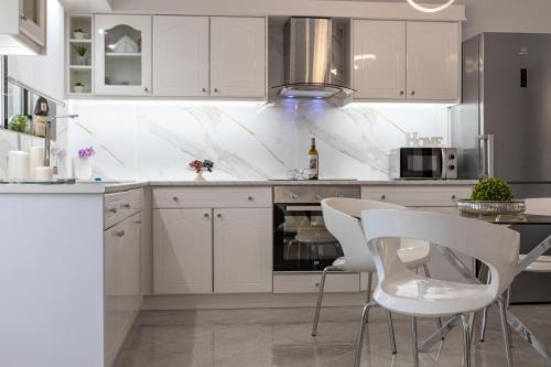 Η κουζίνα ή μικρή κουζίνα στο John Apartments