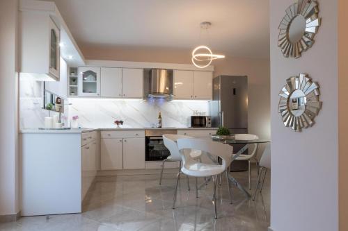 Η κουζίνα ή μικρή κουζίνα στο John Apartments
