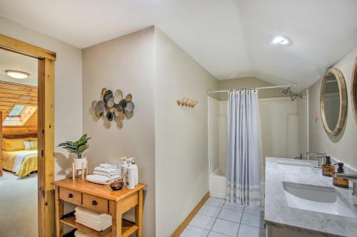Ένα μπάνιο στο Waterfront Lakes Region Home on Private Cove!