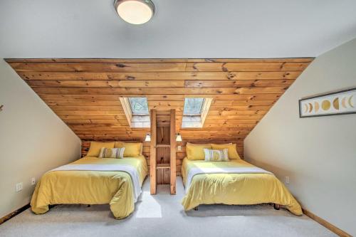 Postel nebo postele na pokoji v ubytování Waterfront Lakes Region Home on Private Cove!