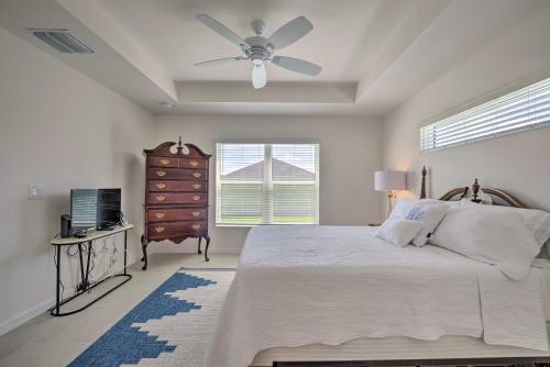 1 dormitorio con 1 cama y ventilador de techo en Pet-Friendly Home with Lanai and Resort Amenities!, en Wildwood
