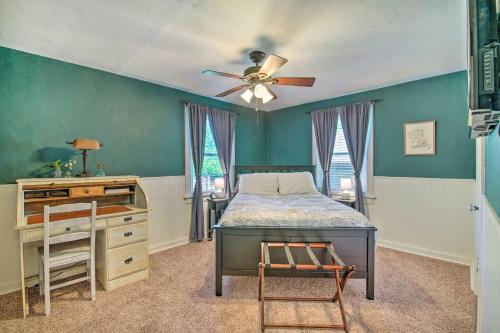 Ένα ή περισσότερα κρεβάτια σε δωμάτιο στο Historic Branson Cottage 7 Mi to Table Rock Lake!