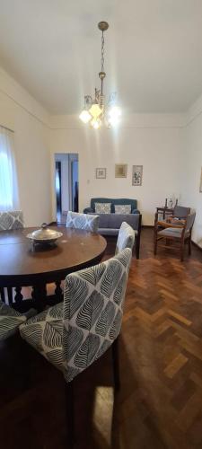 uma sala de estar com mesa e cadeiras em Hermoso Dpto. en el Corazón de Salta Capital em Salta