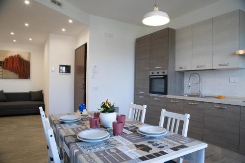 kuchnia i jadalnia ze stołem i krzesłami w obiekcie M&Mapartments w mieście Monopoli