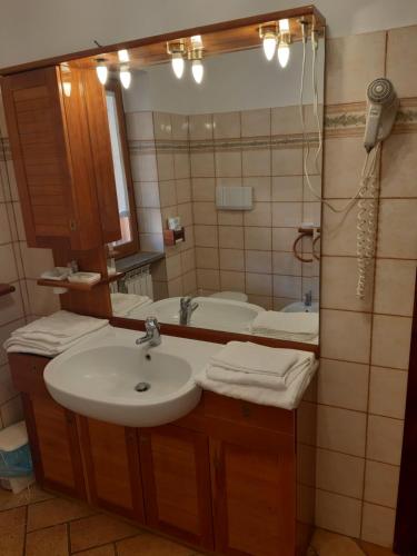 a bathroom with a sink and a mirror and a tub at Agriturismo Iacchelli Armando B&B in Velletri
