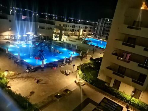 an overhead view of a swimming pool at night at قرية جراند هيلز in ‘Izbat Nādī aş Şayd