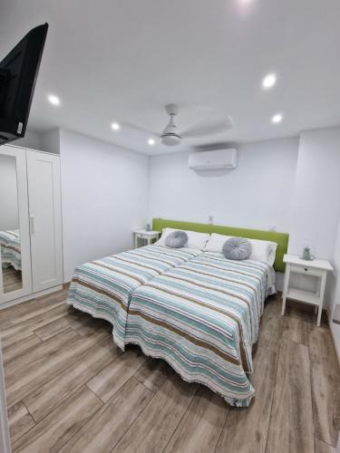 Una cama o camas en una habitación de MIYAS 1, Primera línea de playa