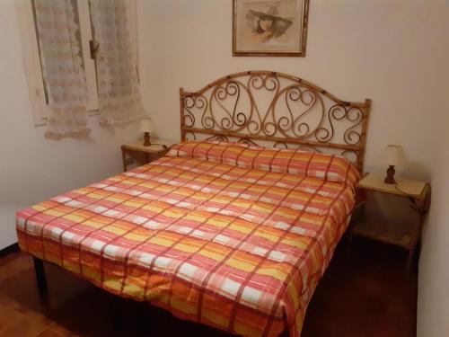 una camera con un letto con una coperta a quadri di Faro 23 a Lido delle Nazioni