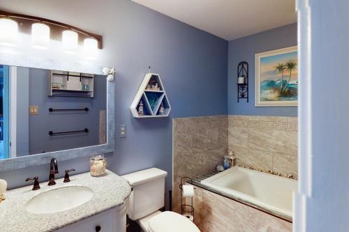 une salle de bain avec toilettes, lavabo et baignoire dans l'établissement Club Ocean Villa 2 33, à Ocean City