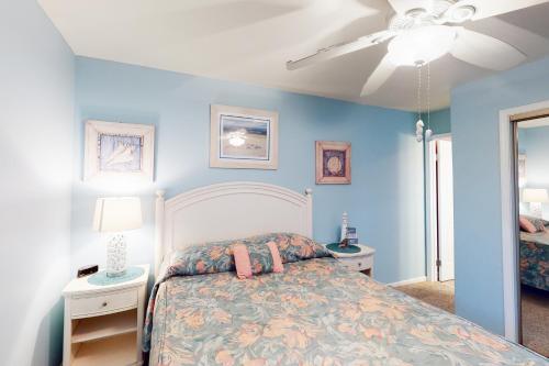 une chambre avec un lit et un ventilateur de plafond dans l'établissement Club Ocean Villa 2 33, à Ocean City