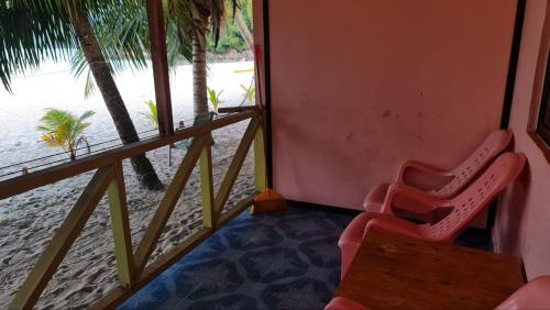 Rainbow Tioman Cottage tesisinde bir oturma alanı