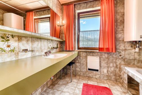 baño con lavabo y ventana en Landhaus Maeser, en Schruns