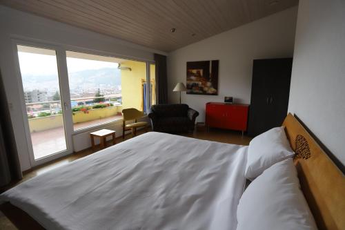 a bedroom with a large white bed and a window at Hotel Andino Club - Hotel Asociado Casa Andina in Huaraz
