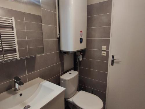 une petite salle de bain avec toilettes et lavabo dans l'établissement 2 pièces au pied des pistes avec balcon et équipements complets - FR-1-557-95, à Les Adrets