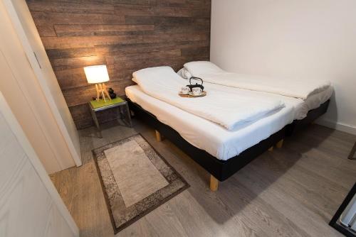 um pequeno quarto com uma cama e uma mesa em Ultra Central Bohemian Apartment 1 em Cluj-Napoca