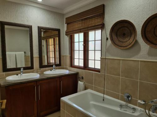 Bilik mandi di Kruger Park Lodge Unit No. 267 with private pool