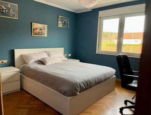 卡馬里納斯的住宿－Villa Churiana，一间卧室设有一张床、一个窗口和一把椅子