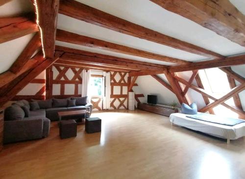 ein großes Wohnzimmer mit Holzdecken und Holzbalken in der Unterkunft Loft auf altem Gutshof in Kirchensittenbach