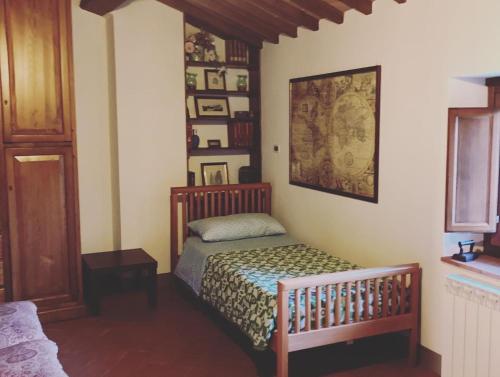 1 dormitorio con 1 cama en una habitación en Castello di Urbech en Pratovecchio