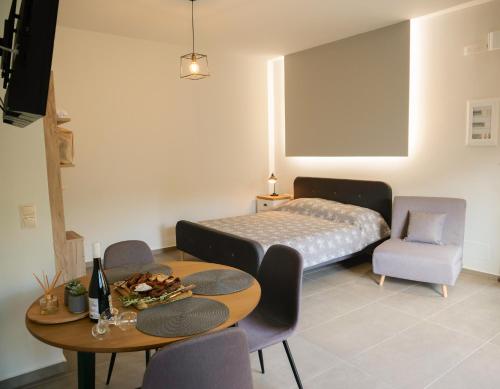 Ruang duduk di Sisaion Suites - Live the Cretan Hospitality