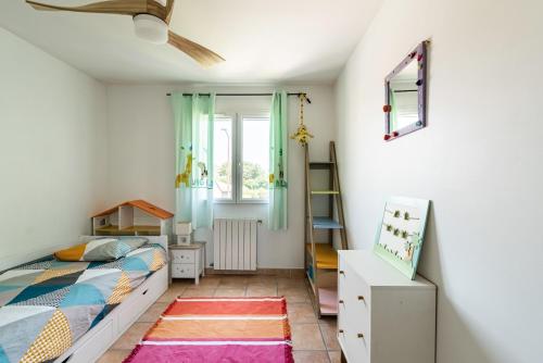 1 dormitorio con cama y ventana en Signoret - Belle maison avec piscine, en Toulouse