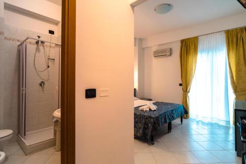 เตียงในห้องที่ Apulia Hotel Forte Club Scalea