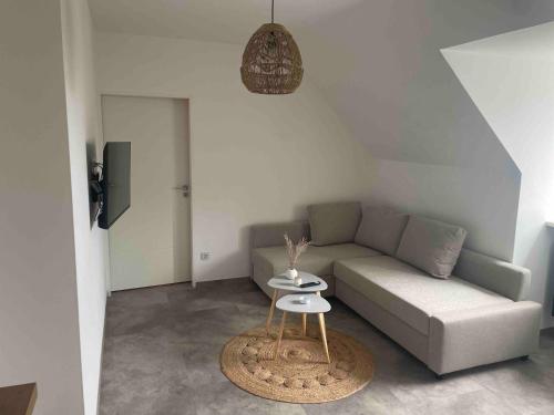 ein Wohnzimmer mit einem Sofa und einem Tisch in der Unterkunft Old town comfort and cozy apartment in Dachau