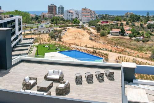 Pemandangan kolam renang di Luxury apartments with stunning sea views atau berdekatan