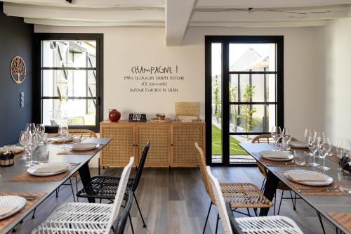a dining room with long tables and chairs at Pomme de Reinette in Azay-le-Rideau