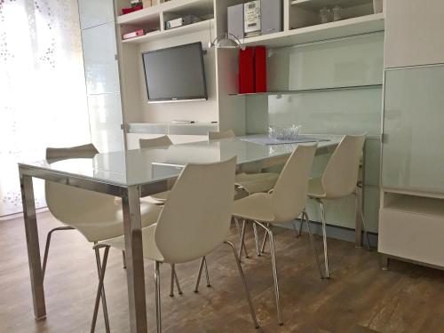 アシャウ・イム・キームガウにあるGschwendtnerhof App14 Ludes-Ennenのダイニングルーム(ガラスのテーブル、椅子付)